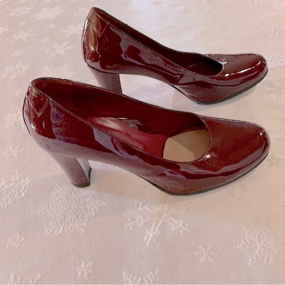 Taryn Rose Patent Leather Pumps Sz 6.5 EUR 36.5 Gorgeous one shoe has foot pad - Picture 1 of 8